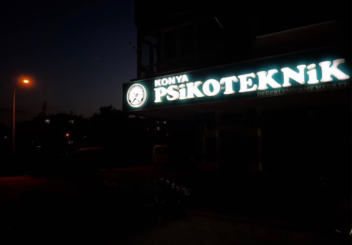Konya Psikoteknik Merkezi gece tabela görünümü