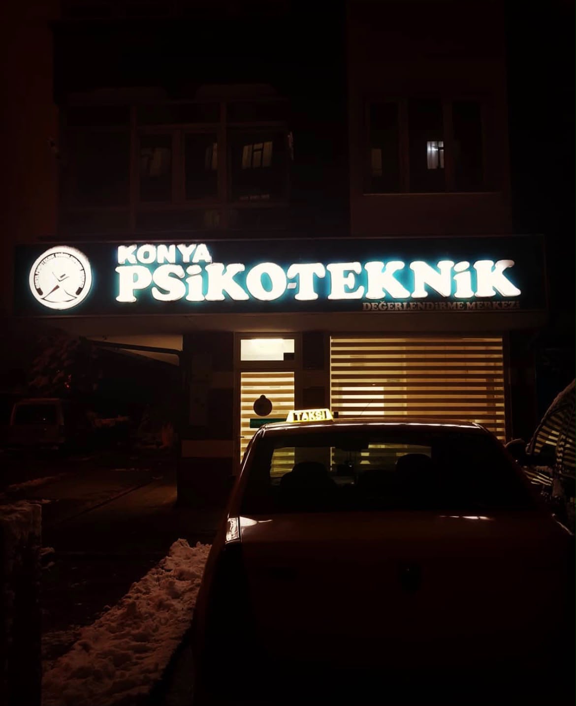 Konya Psikoteknik Merkezi ışıklı tabela görünümü